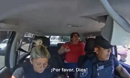 Video: una mujer policía le salvó la vida a una bebé haciéndole RCP arriba del patrullero Video: una mujer policía le salvó la vida a una bebé haciéndole RCP arriba del patrullero