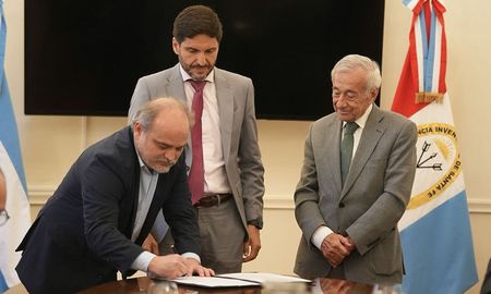El gobernador Pullaro firmó un convenio de cooperación con la Corte Suprema de Justicia de Santa Fe y la Superintendencia de Riesgos de Trabajo de la Nación. El gobernador Pullaro firmó un convenio de cooperación con la Corte Suprema de Justicia de Santa Fe y la Superintendencia de Riesgos de Trabajo de la Nación.