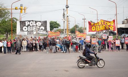 Organizaciones sociales cortan el tránsito en el ingreso a la ciudad de Santa Fe por la Autopista Rosario - Santa Fe. Organizaciones sociales cortan el tránsito en el ingreso a la ciudad de Santa Fe por la Autopista Rosario - Santa Fe.