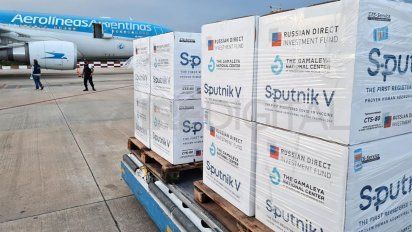 El avión trajo a bordo 500.000 dosis de la vacuna Sputnik V contra el coronavirus. El nuevo lote de vacunas está conformado por 300.000 dosis del componente 1 y 200.000 dosis del componente 2.