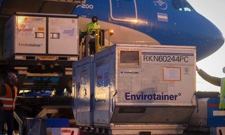Las vacunas de Moderna llegarán esta medianoche a la Argentina, enviadas por el Gobierno de Estados Unidos como parte de las donaciones que realiza la administración del presidente Joe Biden a países en desarrollo. Las vacunas de Moderna llegarán esta medianoche a la Argentina, enviadas por el Gobierno de Estados Unidos como parte de las donaciones que realiza la administración del presidente Joe Biden a países en desarrollo.