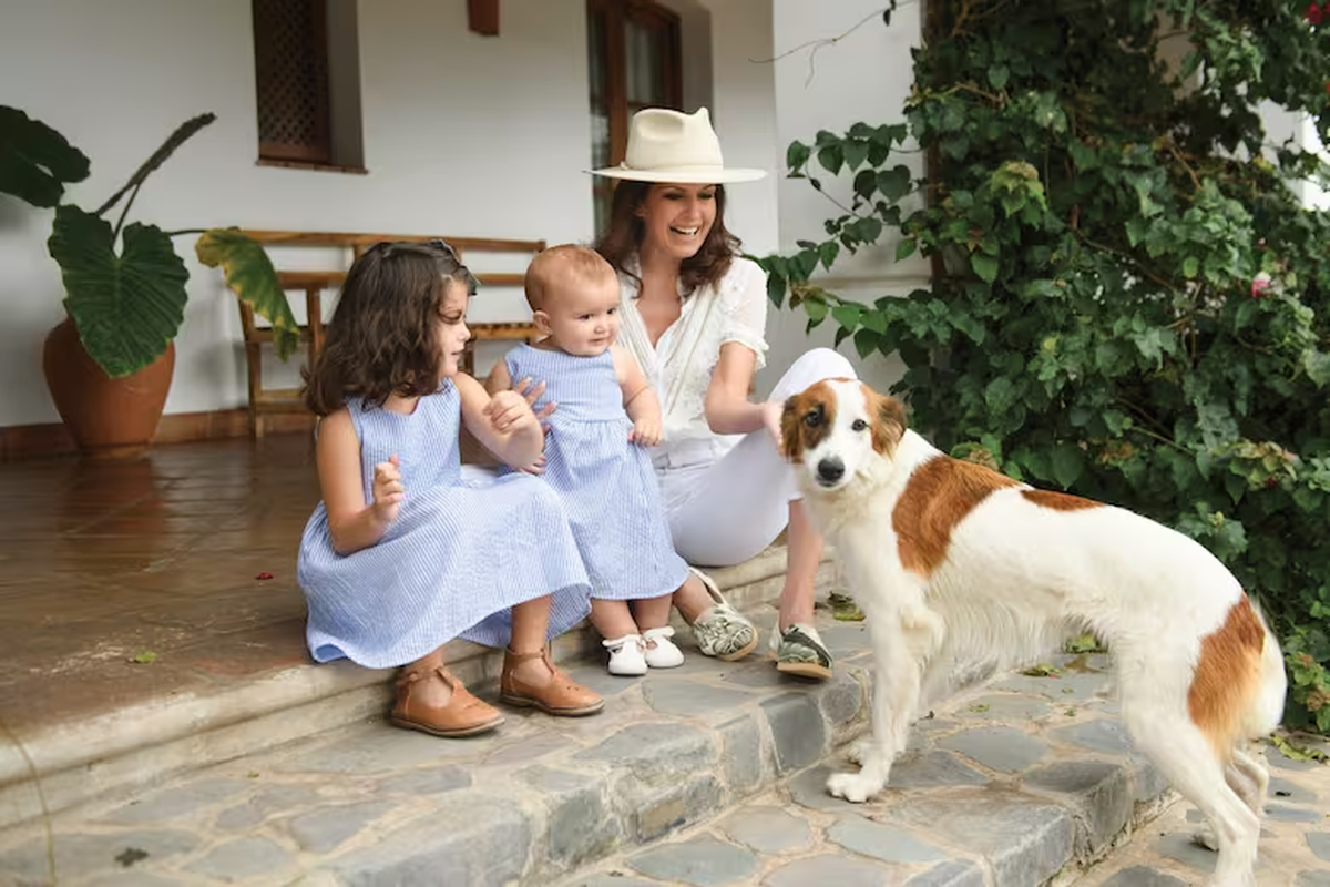 Con sus dos herederas, en la galería de estilo colonial.OSVALDO ORLANDI Con sus dos herederas, en la galería de estilo colonial.OSVALDO ORLANDI