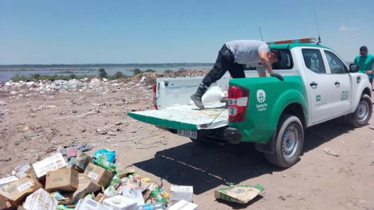 La mercadería que estaba en mal estado fue trasladada al relleno sanitario. La mercadería que estaba en mal estado fue trasladada al relleno sanitario.