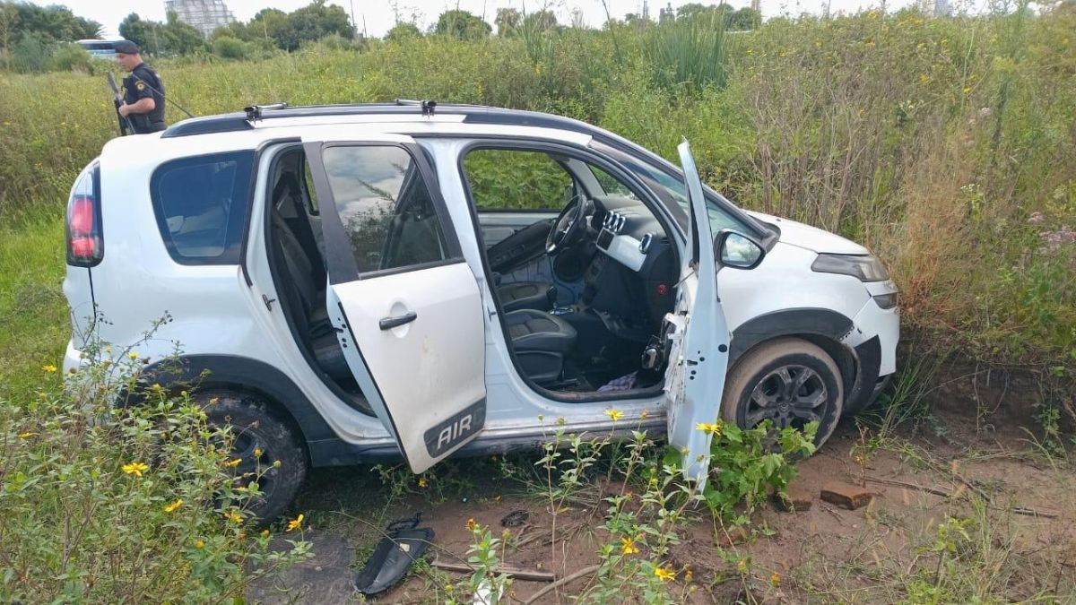 El vehículo fue encontrado en la zona de bañados de Alto Verde.