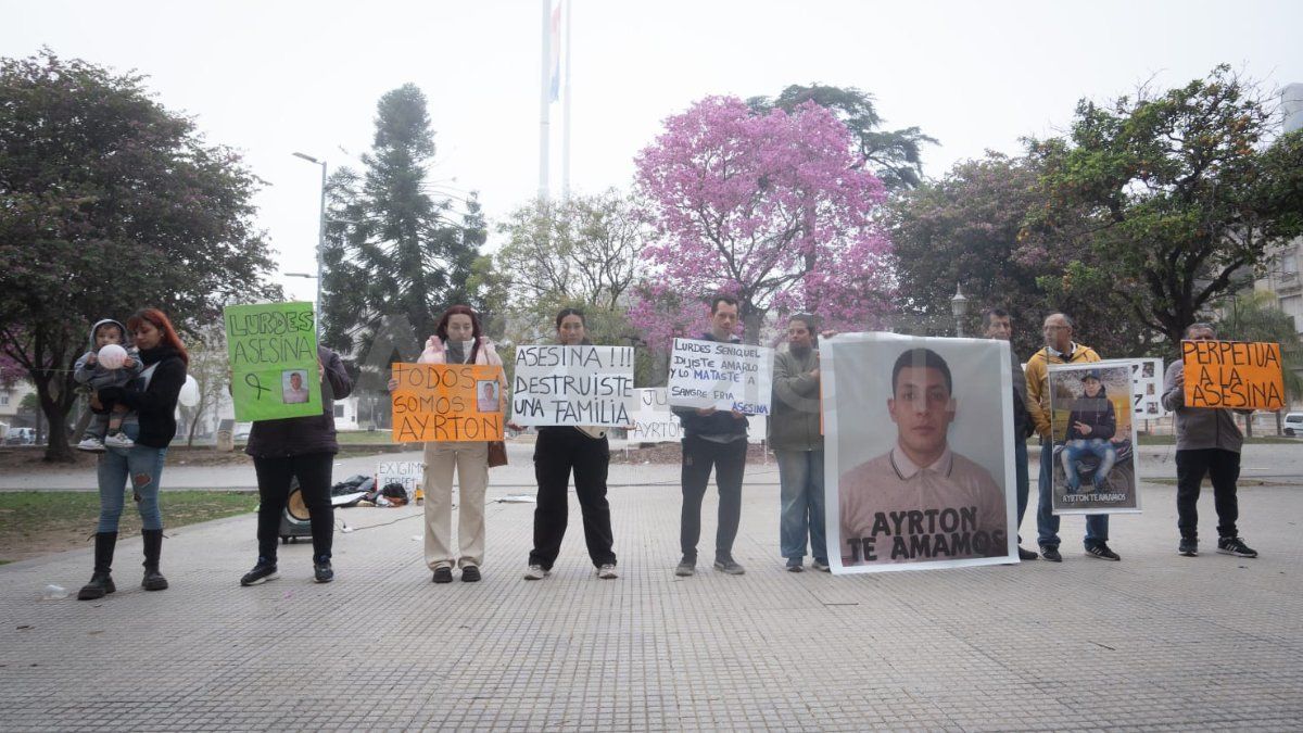 Familiares de Ayrton siguieron la primera jornada de juicio desde la plaza frente a Tribunales Familiares de Ayrton siguieron la primera jornada de juicio desde la plaza frente a Tribunales