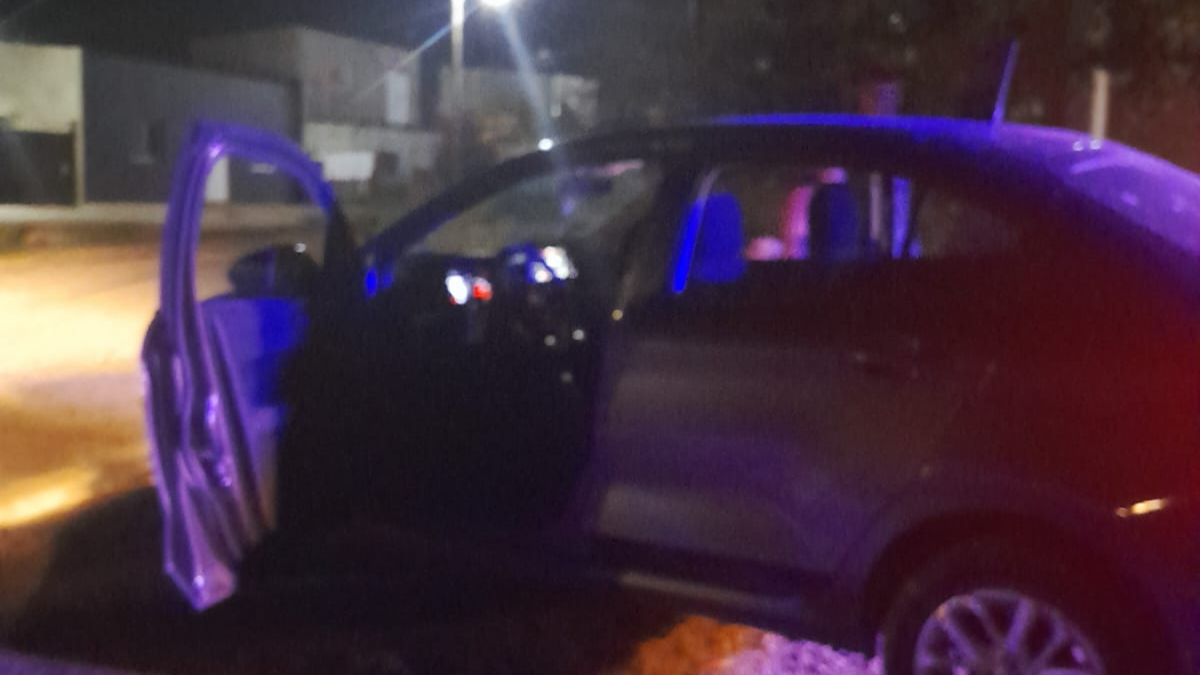 Los policías recuperaron un auto robado de la ciudad de Santo Tome. Los policías recuperaron un auto robado de la ciudad de Santo Tome.