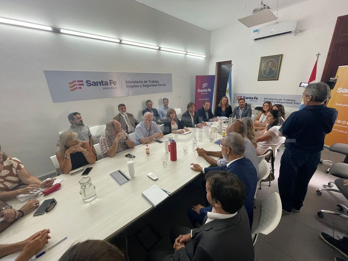 Este miércoles, se concretó la primera reunión del 2024 entre funcionarios del gobierno provincial y los gremios Amra y Siprus en la sede del Ministerio de Trabajo. Este miércoles, se concretó la primera reunión del 2024 entre funcionarios del gobierno provincial y los gremios Amra y Siprus en la sede del Ministerio de Trabajo.