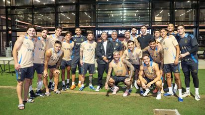 Visita de lujo en el entrenamiento de la Selección Argentina: foto con Messi y el resto de los jugadores