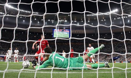 En un ataque de los ingleses, una vez más apareció Courtois para negarle el festejo al Liverpool. En un ataque de los ingleses, una vez más apareció Courtois para negarle el festejo al Liverpool.