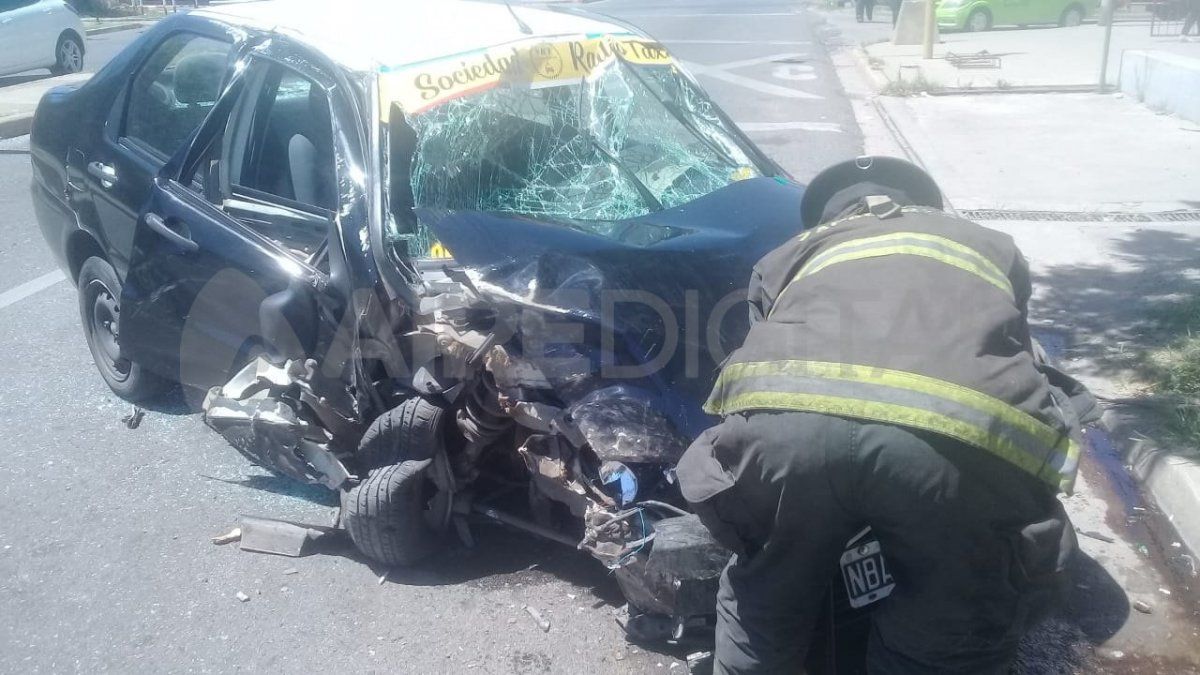 Accidente en la Avenida López y Planes y Pasaje Irala. Un taxista se descompensó y chocó contra un árbol 