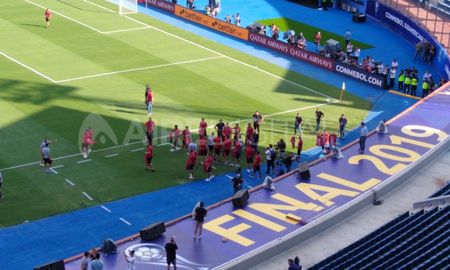 Colón realizó el reconocimiento del campo de juego en el estadio La Nueva Olla, donde se disputará la final de la Copa Sudamericana Colón realizó el reconocimiento del campo de juego en el estadio La Nueva Olla, donde se disputará la final de la Copa Sudamericana