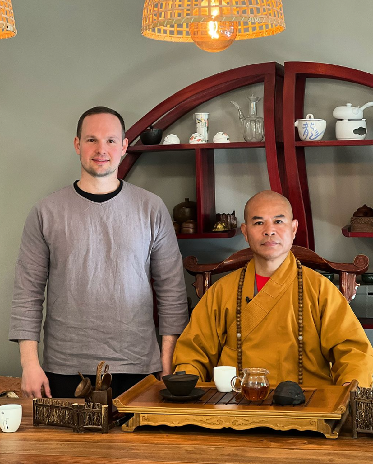 Bruno Tombolato junto a un monje Shaolin. Bruno Tombolato junto a un monje Shaolin.