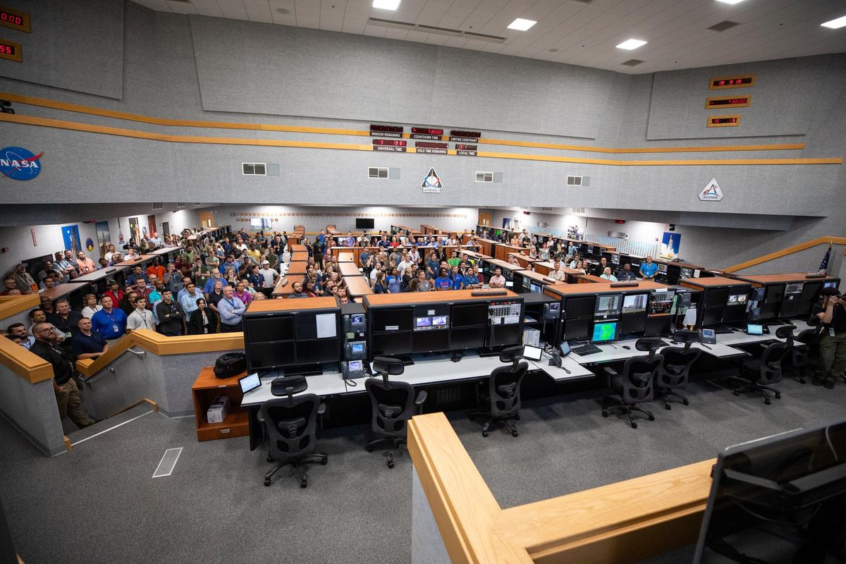 Los miembros del equipo de lanzamiento de Artemis escuchan a los astronautas de Artemis II durante su visita a la Sala de Disparo 1 del Centro de Control de Lanzamiento del Centro Espacial Kennedy de la NASA en Florida el 7 de agosto de 2023.