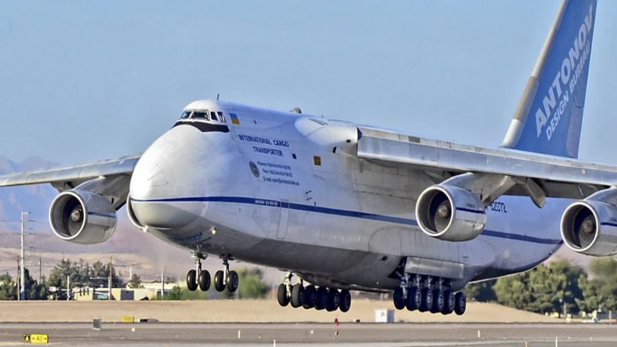 Son dos máquinas An-124 Ruslan de la aviación de transporte militar, que salieron desde el aeródromo de Chkalovski -cerca de Moscú- con 88 toneladas de alimentos, equipos de protección personal y más de un millón de barbijos.