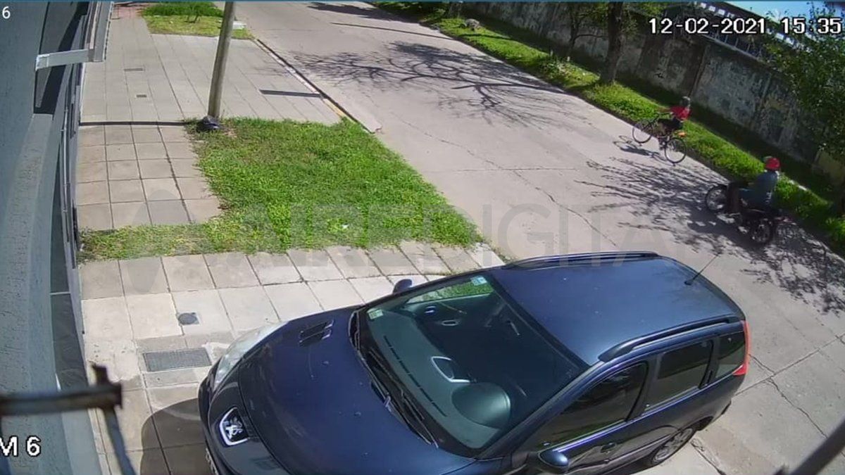 La víctima y, a metros, el ladrón a punto de atacarla