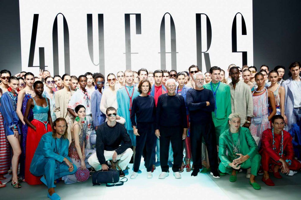 Giorgio Armani y su team, de festejo. 