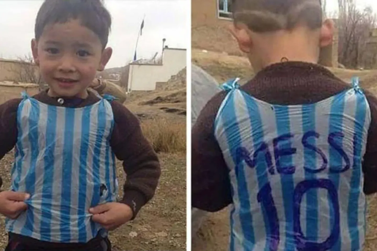 Murtaza Ahmadi, entonces de cinco años, aparecía con una bolsa de plástico con los colores celeste y blanco a modo de camiseta y con el nombre de Lionel Messi escrito.
