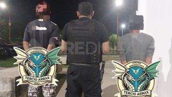 Andaban caminando por barrio Los Hornos, los paró la policía y descubrió que uno de ellos tenía pedido de captura