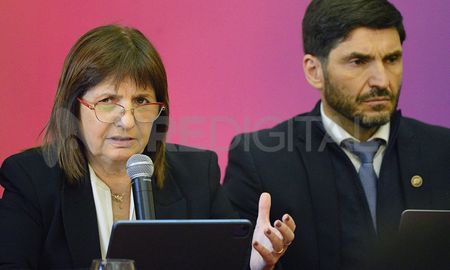 Al responder a la pregunta sobre si Mauricio Macri es considerado oficialista u opositor, Bullrich solo atinó a responder al estilo Coco Basile: No comments. Al responder a la pregunta sobre si Mauricio Macri es considerado oficialista u opositor, Bullrich solo atinó a responder al estilo Coco Basile: No comments.