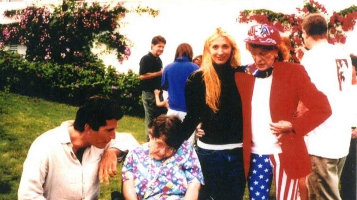 Rosemary Kennedy en una reunión familiar junto a John Fitzgerald Kennedy Jr. (John John) y su esposa Carolyn Bessette. Rosemary Kennedy en una reunión familiar junto a John Fitzgerald Kennedy Jr. (John John) y su esposa Carolyn Bessette.
