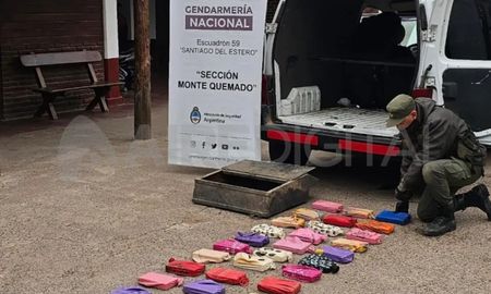 La cocaína además estaba acondicionada en una caja metálica que iba debajo de la carrocería del coche. La cocaína además estaba acondicionada en una caja metálica que iba debajo de la carrocería del coche.