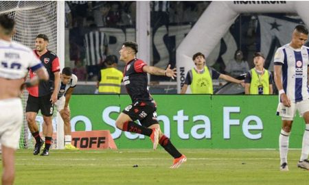 Talleres, con una oreja puesta en Liniers, cayó duramente ante Newells que, con suplentes, le amargó la noche. Talleres, con una oreja puesta en Liniers, cayó duramente ante Newells que, con suplentes, le amargó la noche.