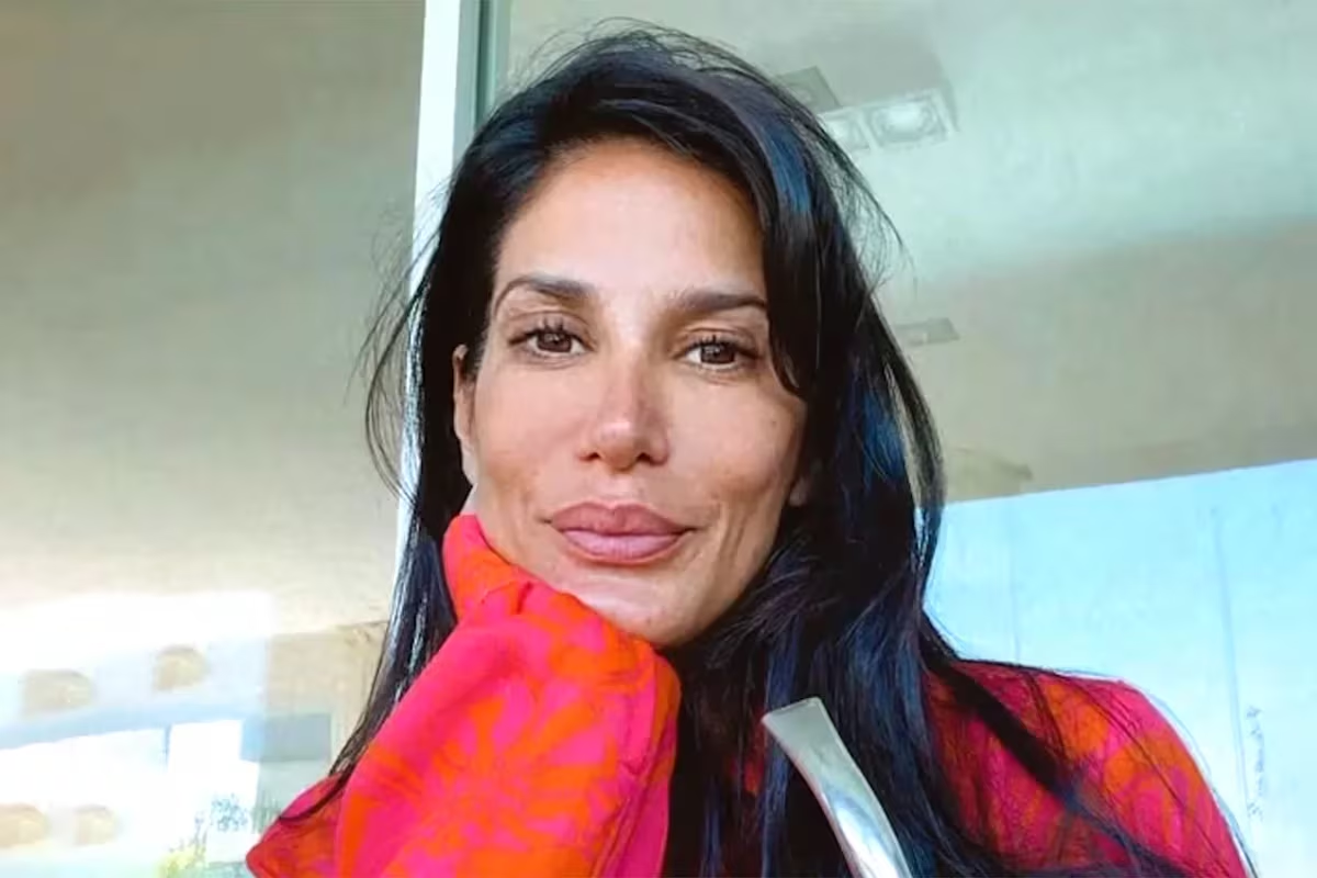 Silvina Escudero deslumbró en microbikini en las playas de Brasil