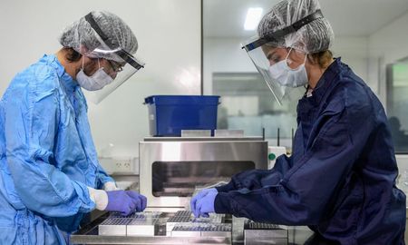 A través del reporte de casos de covid-19 nacional se confirmó que este lunes las provincias de Buenos Aires y Santa Fe, notificaron fallecimientos surgidos del entrecruzamiento de bases (de hospitales, registro civil y otras bases provinciales) generando un incremento en el número de fallecidos reportados habitualmente. A través del reporte de casos de covid-19 nacional se confirmó que este lunes las provincias de Buenos Aires y Santa Fe, notificaron fallecimientos surgidos del entrecruzamiento de bases (de hospitales, registro civil y otras bases provinciales) generando un incremento en el número de fallecidos reportados habitualmente.