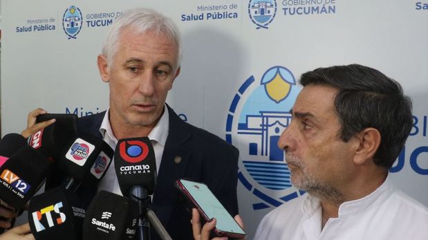 El secretario de Cooperación de Santa Fe, y coordinador del programa Objetivo Dengue, Cristian Cuhna, y el ministro de Salud de Tucumán, Luis Medina Ruiz, supervisaron el arribo a San Miguel de Tucumán de 40 mil repelentes