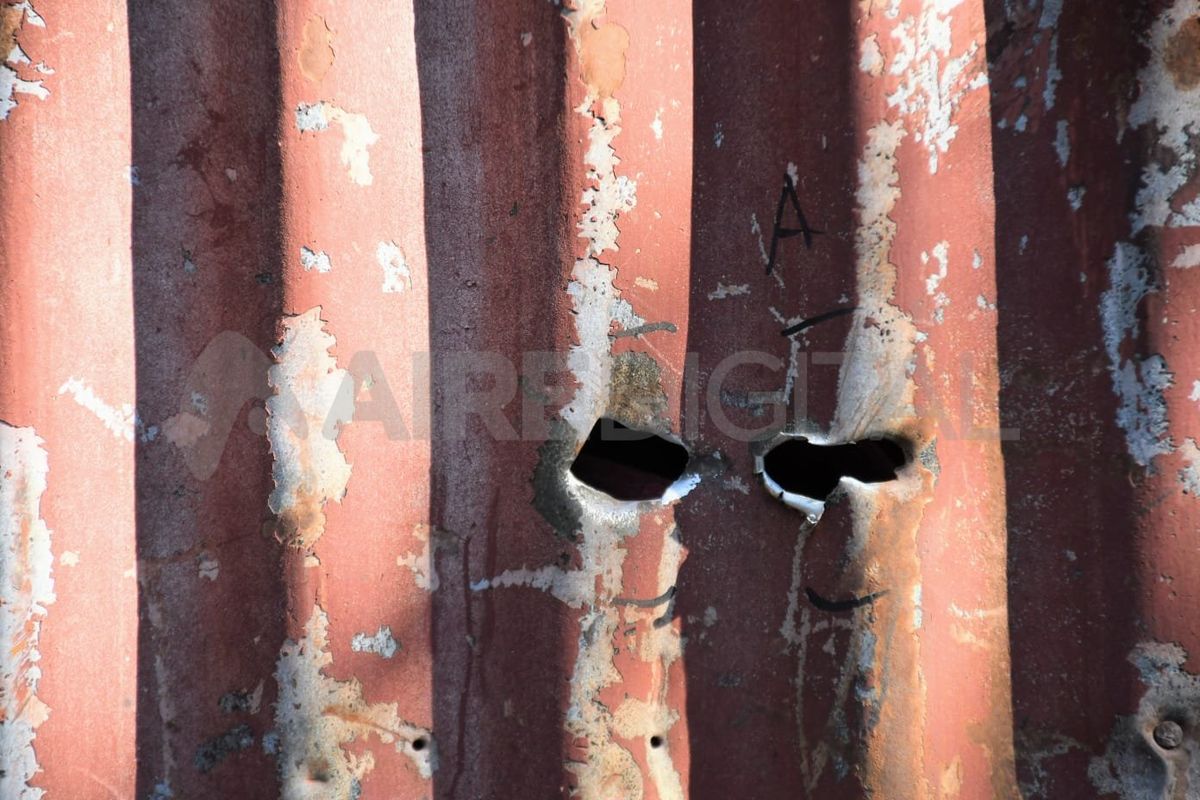 Además del doble homicidio, un hombre resultó herido de arma de fuego.