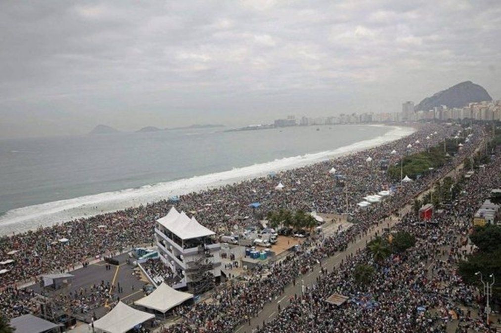 Millones de personas recibieron el año 1995 en un recital de Rod Stewart en las playas de Río de Janeiro