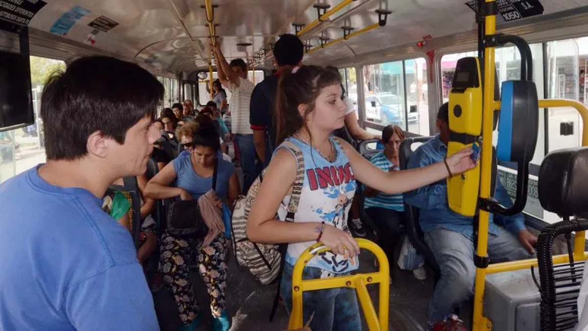 Escuchar música con altavoz en el colectivo puede tener múltiples significados según el contexto y la personalidad del individuo. Escuchar música con altavoz en el colectivo puede tener múltiples significados según el contexto y la personalidad del individuo.