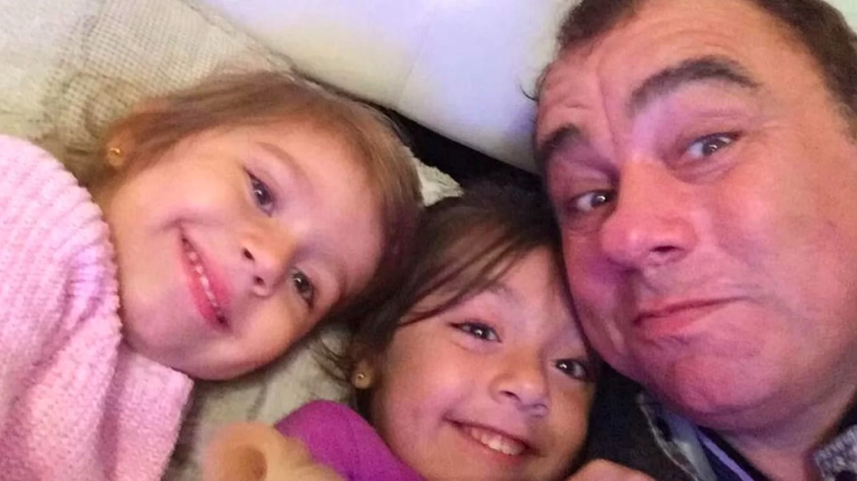 Según sus allegados, el ex suegro de la Tota Santillán no lo dejaba ver a sus dos hijas menores. Según sus allegados, el ex suegro de la Tota Santillán no lo dejaba ver a sus dos hijas menores.