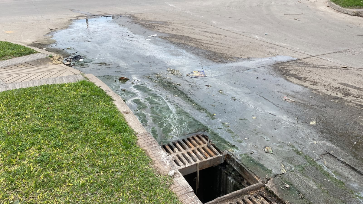 Vecinos de barrio Coronel Dorrego denuncian desbordes cloacales desde hace meses y piden una solución urgente-