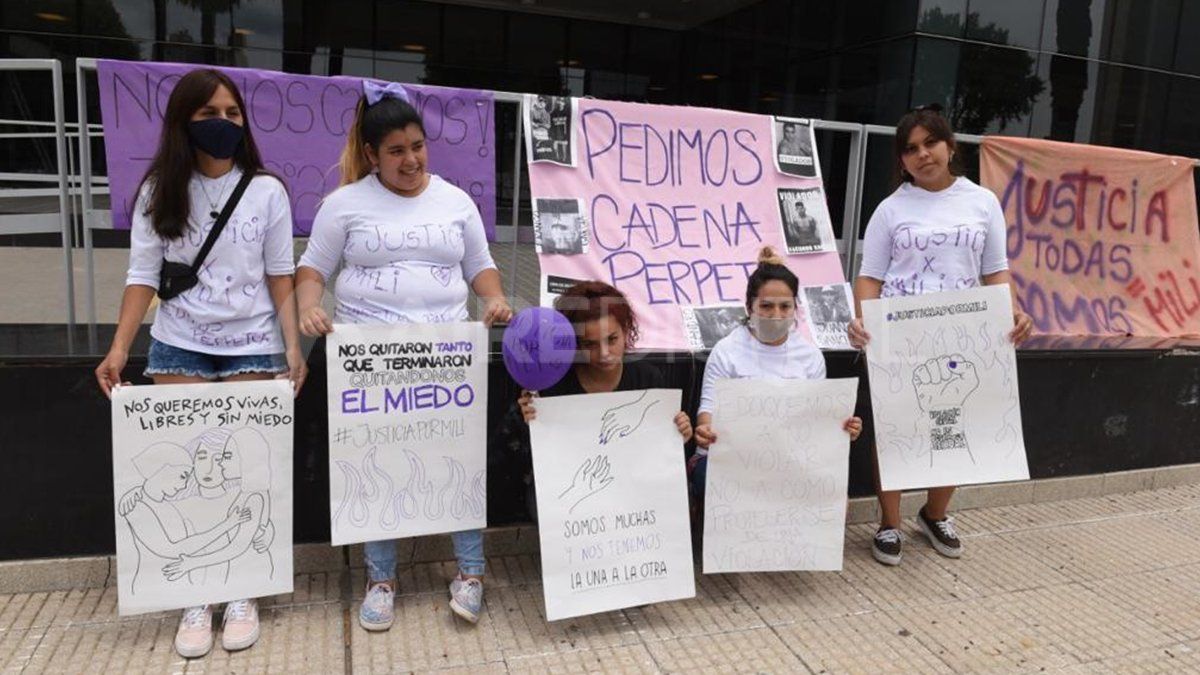 Justicia. Familiares y amigas de la joven en el Centro de Justicia Penal.