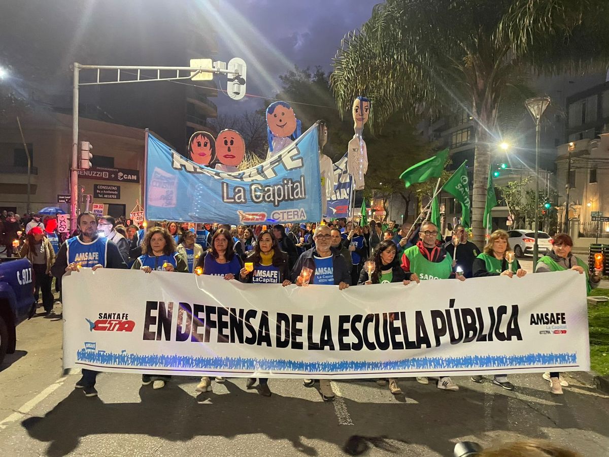 Los docentes marcharon en la ciudad y en diferentes localidades de la provincia de Santa Fe.