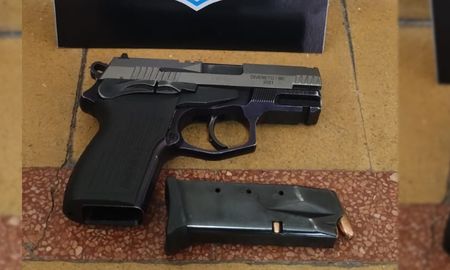 La pistola y sus municiones fueron secuestradas y puestas a disposición de la Justicia. La pistola y sus municiones fueron secuestradas y puestas a disposición de la Justicia.