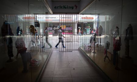 Los comercios de toda la provincia podrían atender al público desde las 9 horas en días hábiles. Los comercios de toda la provincia podrían atender al público desde las 9 horas en días hábiles.
