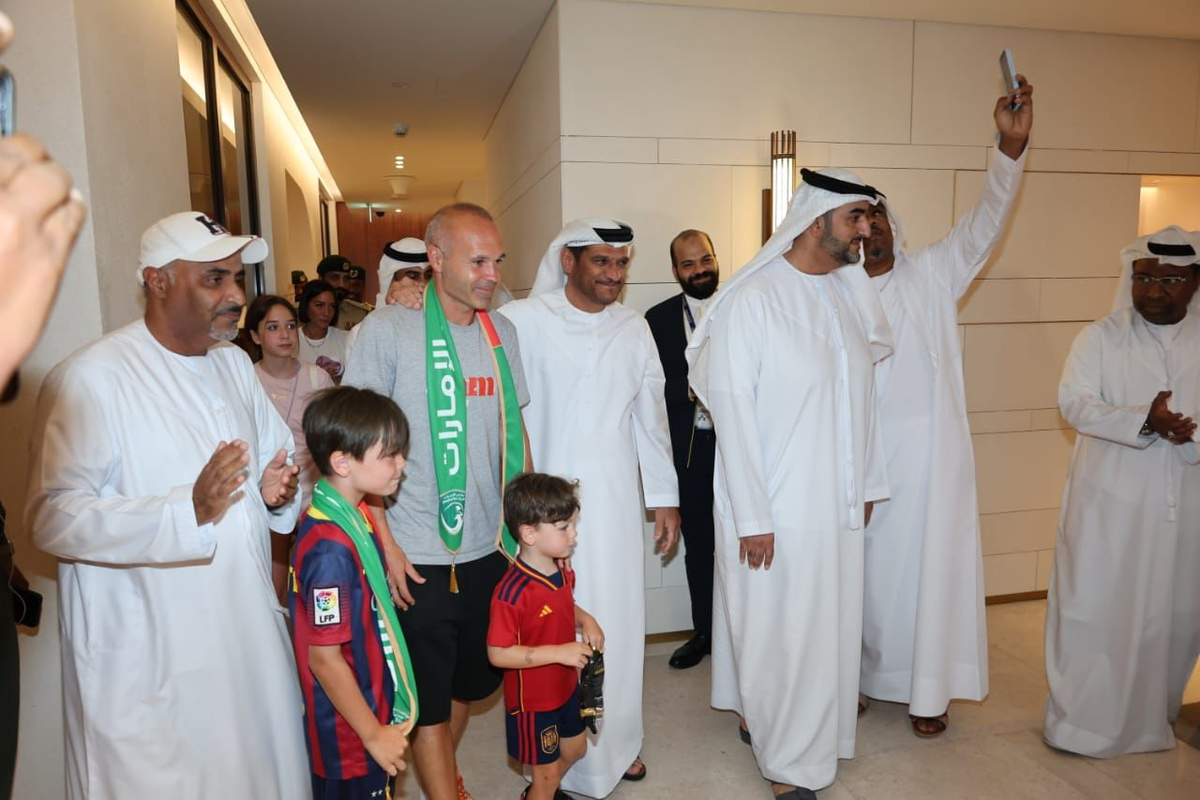 Iniesta viene de jugar en Japón. Iniesta viene de jugar en Japón.