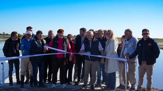 Antes de la intervención, la estructura de 61 metros presentaba tablones en mal estado, y representaba un riesgo para la circulación. “Teníamos que dar una vuelta de 110 kilómetros para llegar al frigorífico”, recordó uno de los productores agropecuarios.