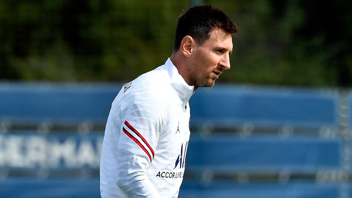 Lionel Messi entrenó apartado del grupo en su regreso al Paris Saint-Germain.