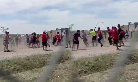 Una pelea de padres manchó una de las jornadas del Valesanito, el torneo de fútbol para menores que se desarrolla todos los años en San Jerónimo Norte. Una pelea de padres manchó una de las jornadas del Valesanito, el torneo de fútbol para menores que se desarrolla todos los años en San Jerónimo Norte.