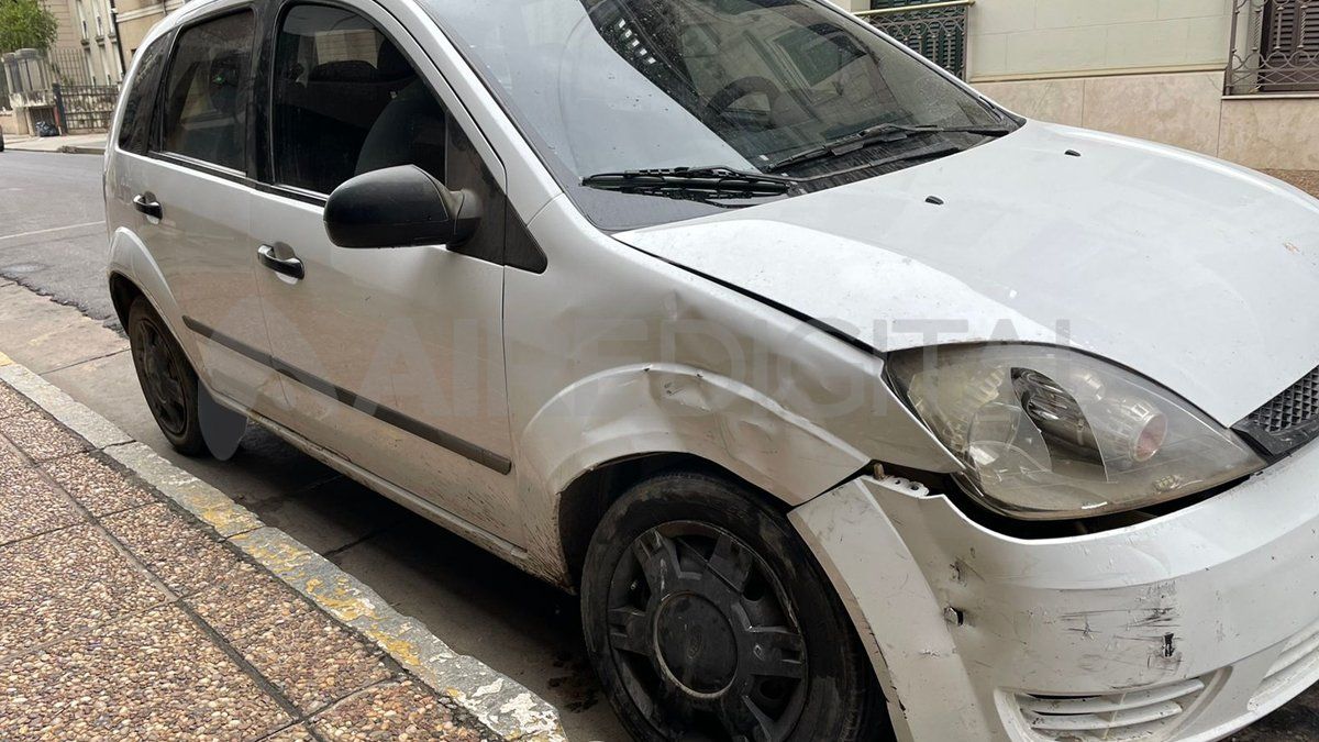 El Ford Fiesta que chocó contra el Peugeot 3008 terminó con un impacto en la parte derecha del frente y rompió una óptica.