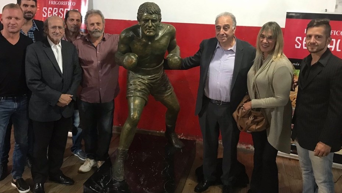 La tercera estatua que recuerda a Ringo se inauguró el viernes 5 de abril de 2019. También es de tamaño natural, se ubica en el primer piso de la sede del Globo, y fue realizada en resina poliéster por el escultor Hugo Ciciro. La tercera estatua que recuerda a Ringo se inauguró el viernes 5 de abril de 2019. También es de tamaño natural, se ubica en el primer piso de la sede del Globo, y fue realizada en resina poliéster por el escultor Hugo Ciciro.