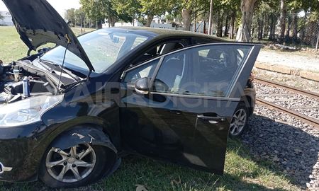 Los delincuentes abandonaron el auto al ser perseguidos por la policía. Los delincuentes abandonaron el auto al ser perseguidos por la policía.