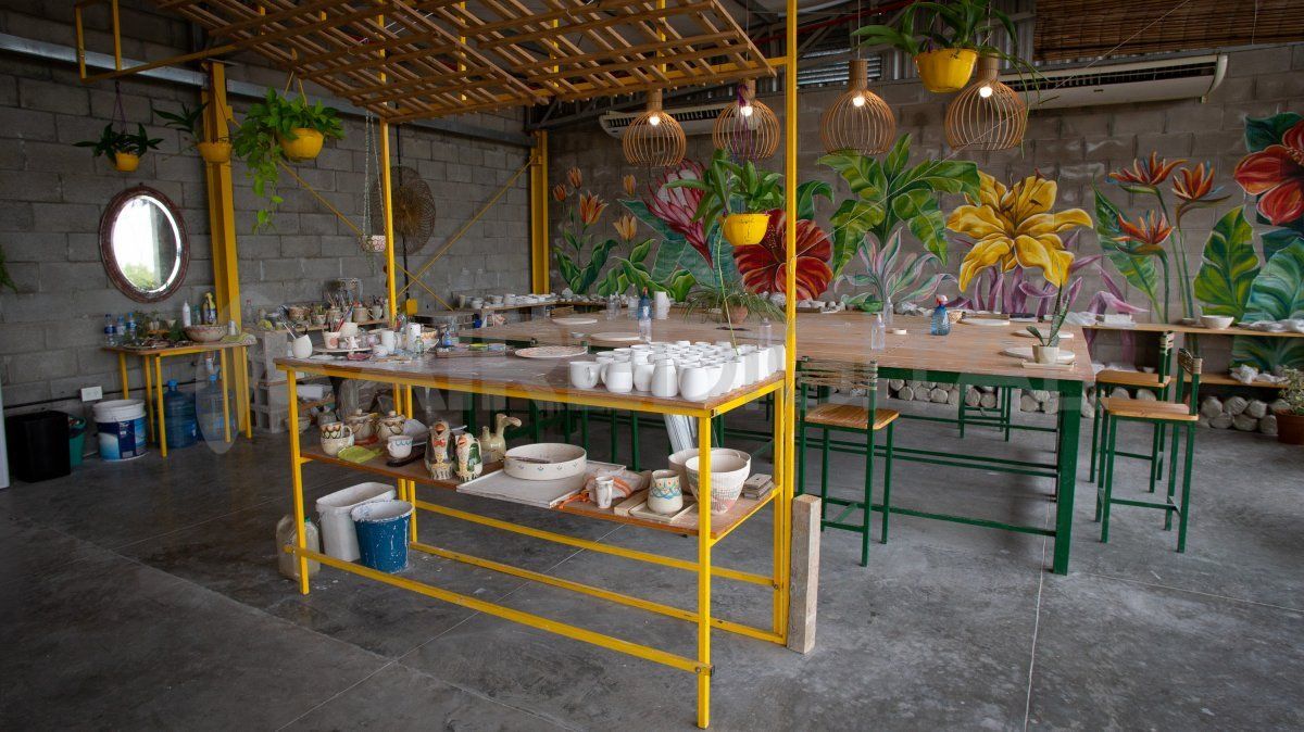 En el local ubicado en el Shopping La Ribera llevan adelante las clases de cerámica y el taller donde producen.