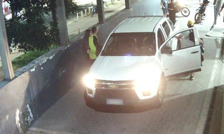 La camioneta en la que los Martínez llevaron a Pillín Bracamonte al Hospital Centenario de Rosario. Foto: Twitter Rodrigo Miró (@RodrigoMiro76) La camioneta en la que los Martínez llevaron a Pillín Bracamonte al Hospital Centenario de Rosario. Foto: Twitter Rodrigo Miró (@RodrigoMiro76)