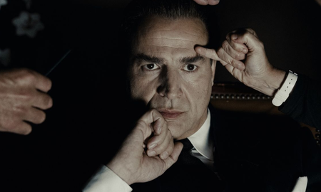 El elenco internacional de Cristóbal Balenciaga interpreta a figuras históricas clave en la moda del siglo XX