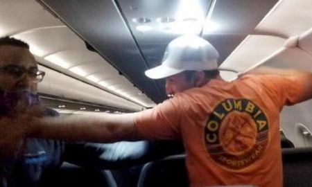 Video viral: pasajero de un avión manoseó a las azafatas en pleno viaje y lo terminaron atando a su asiento. Video viral: pasajero de un avión manoseó a las azafatas en pleno viaje y lo terminaron atando a su asiento.