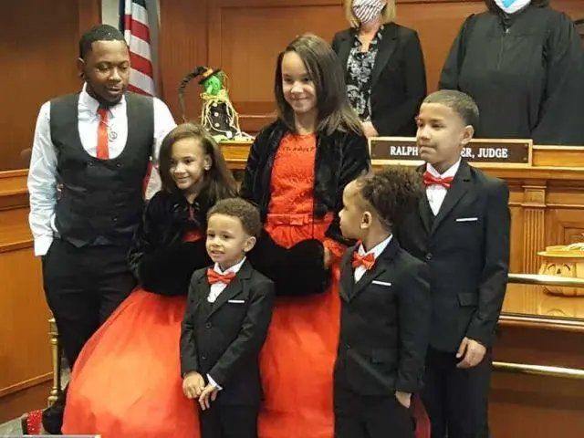 Robert Carter junto a sus cinco hijos.